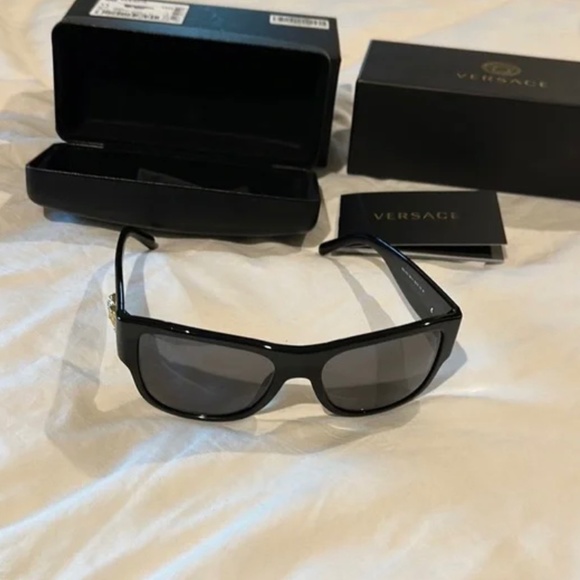 NWT Versace Polarized Black Sunglasses AUTHENTICATED main image 10
